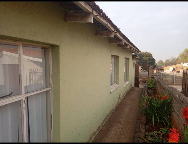 9 BEDROOM FREESTANDING FOR SALE IN KEMPTON PARK WEST